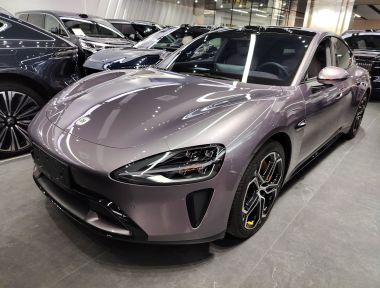 MI SU7 2024 immagine di auto 