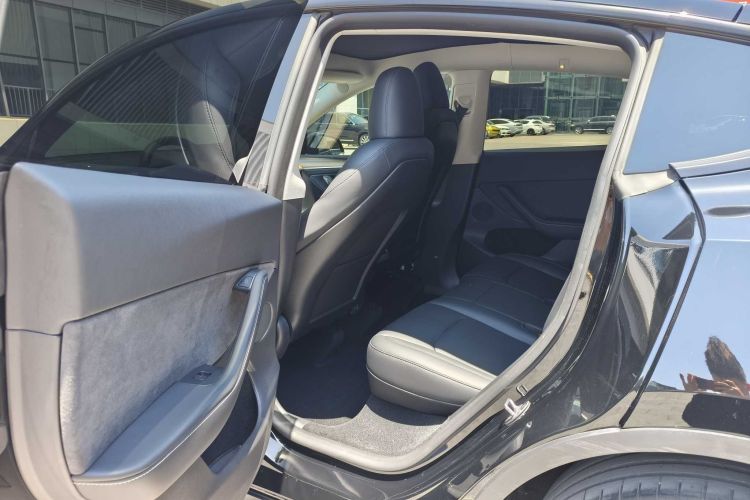 Tesla Model Y 2023 car image #8