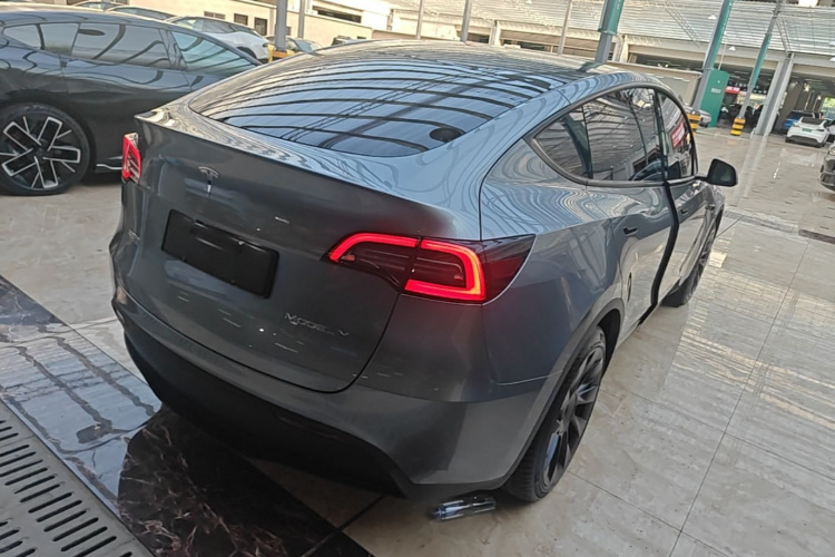 Tesla Model Y 2024 #5 Tesla Model Y 2024 car image #5