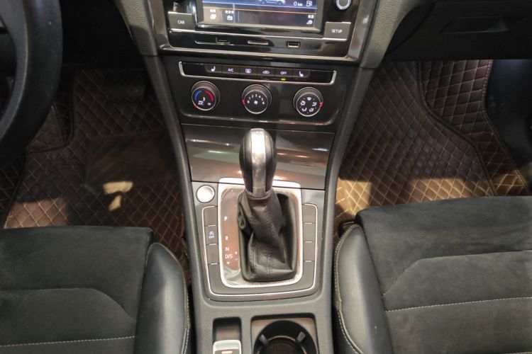 Volkswagen Golf 2018 car image #14