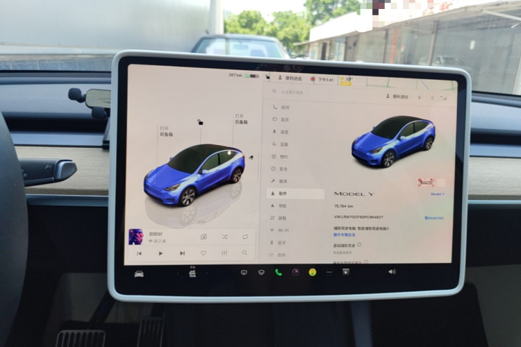 Tesla Model Y 2023 car image #13