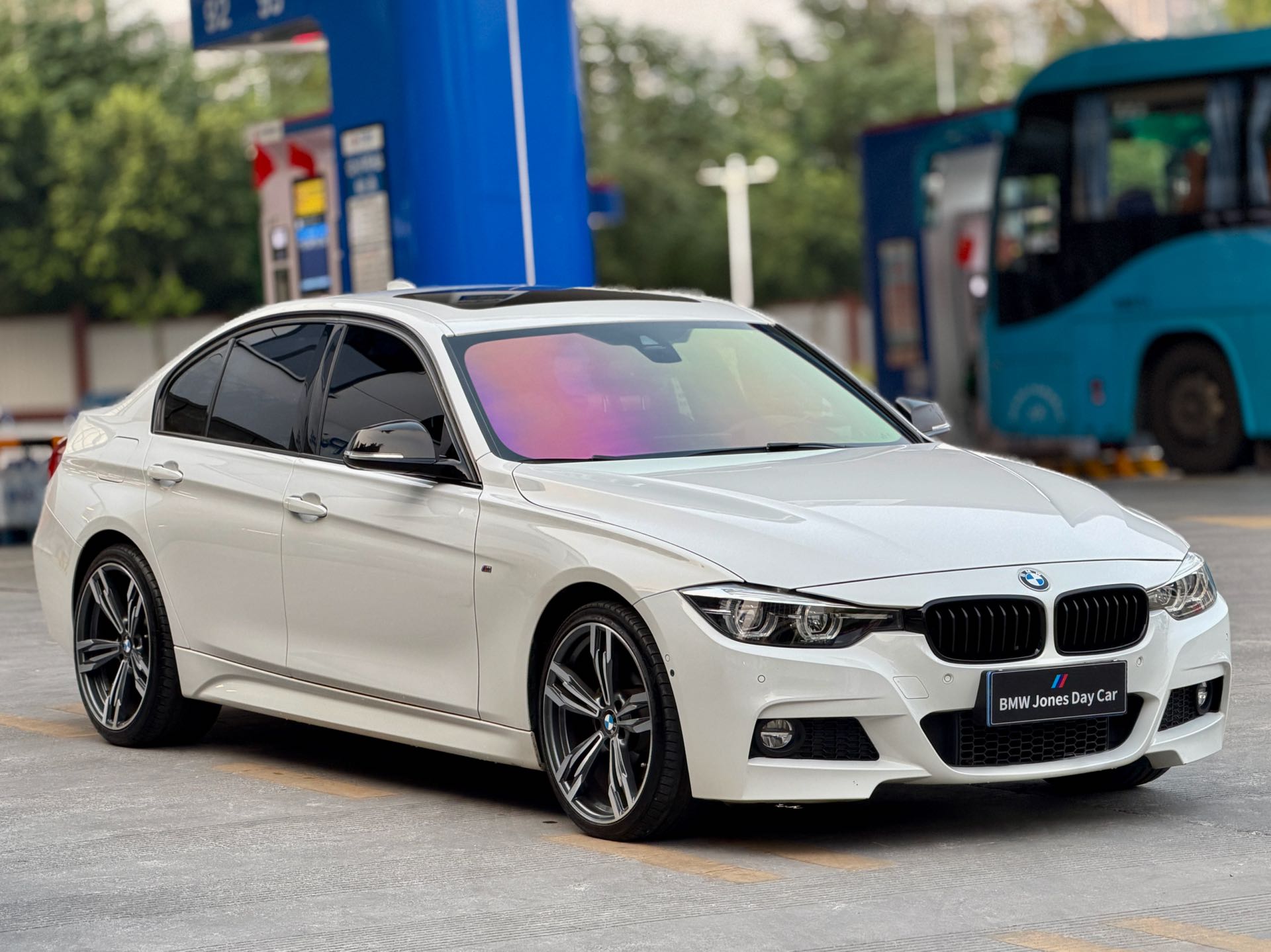 BMW 3 Series 2018 immagine di auto #2