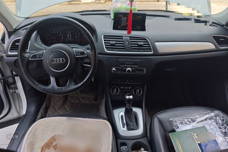 Audi Q3 2019 car image #11