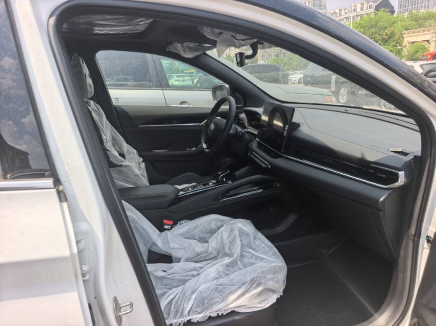GEELY Coolray 2026 car image #3