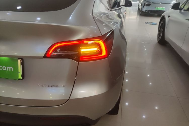 Tesla Model Y 2023 car image #8