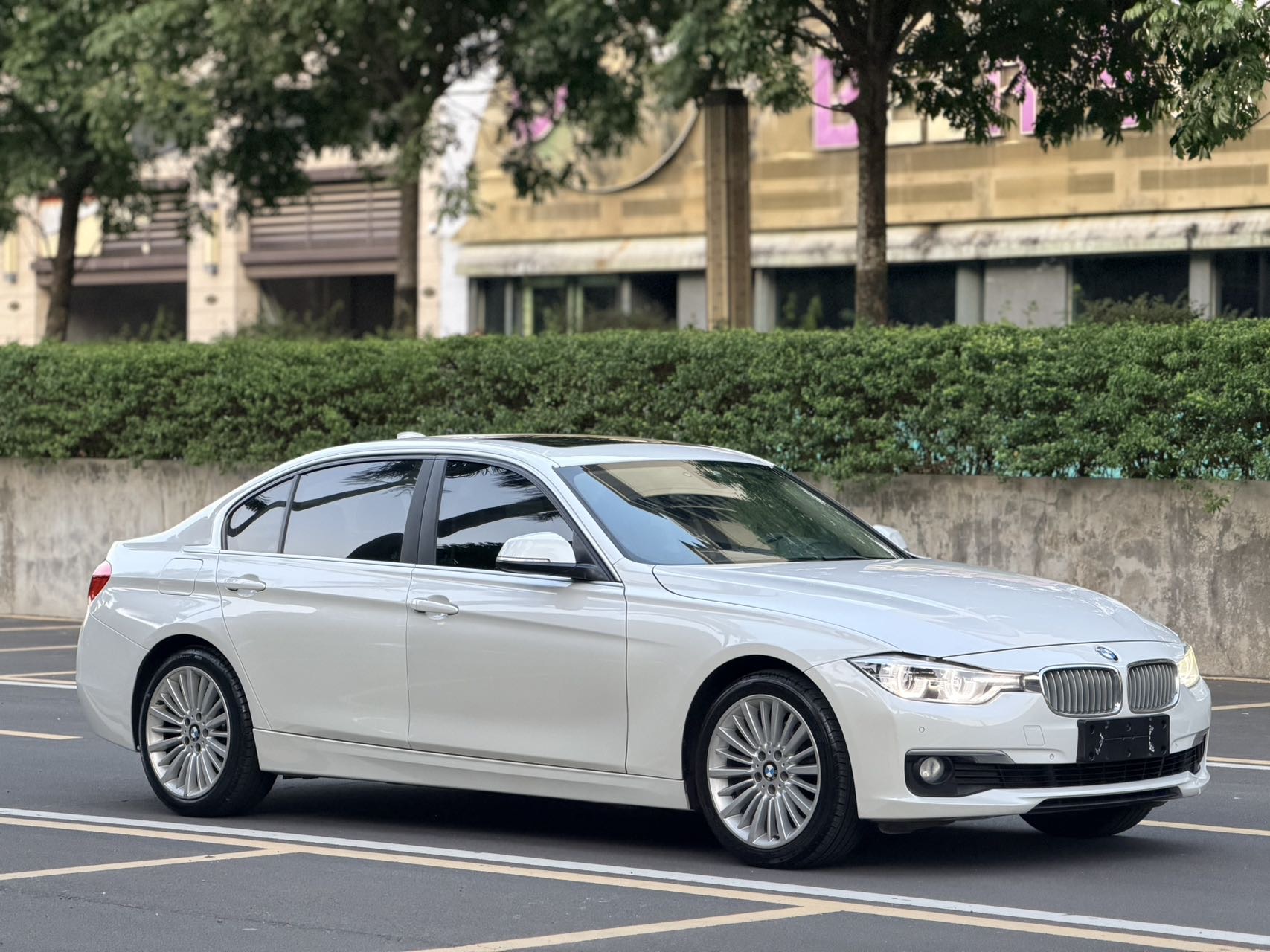 BMW 3 Series 2018 изображение автомобиля #3