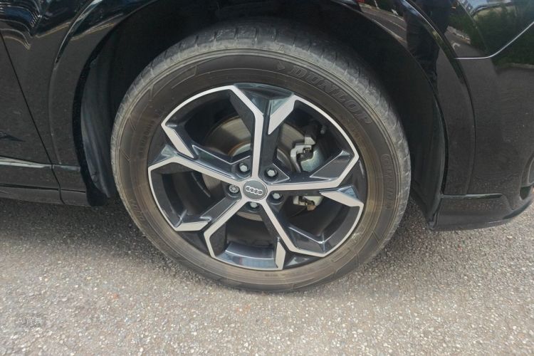 Audi Q3 2022 car image #9