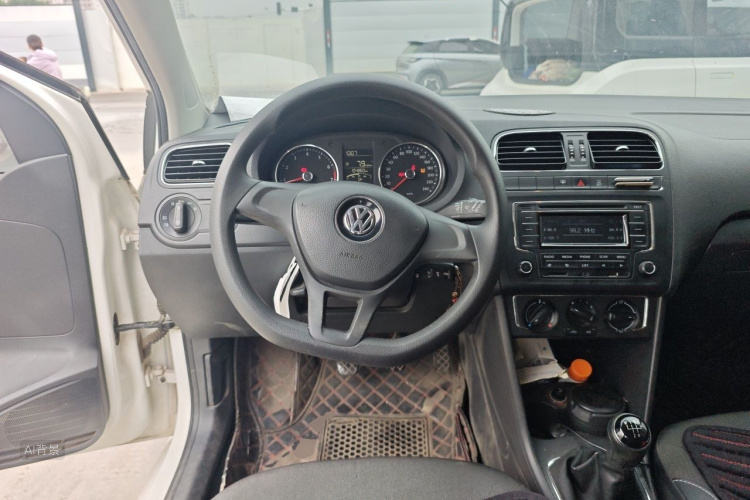 Volkswagen Polo 2015 car image #12
