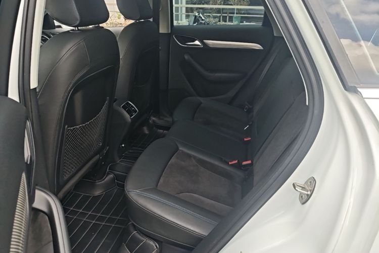 Audi Q3 2018 car image #17