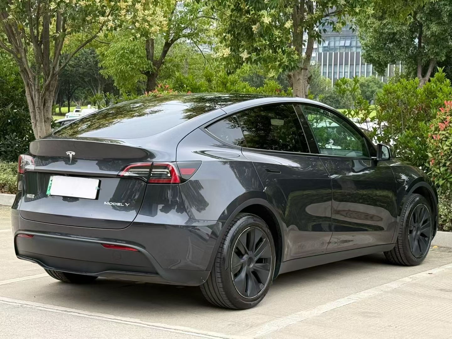 Tesla Model Y 2025 car image #5