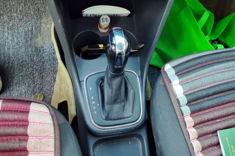 Volkswagen Polo 2015 car image #16