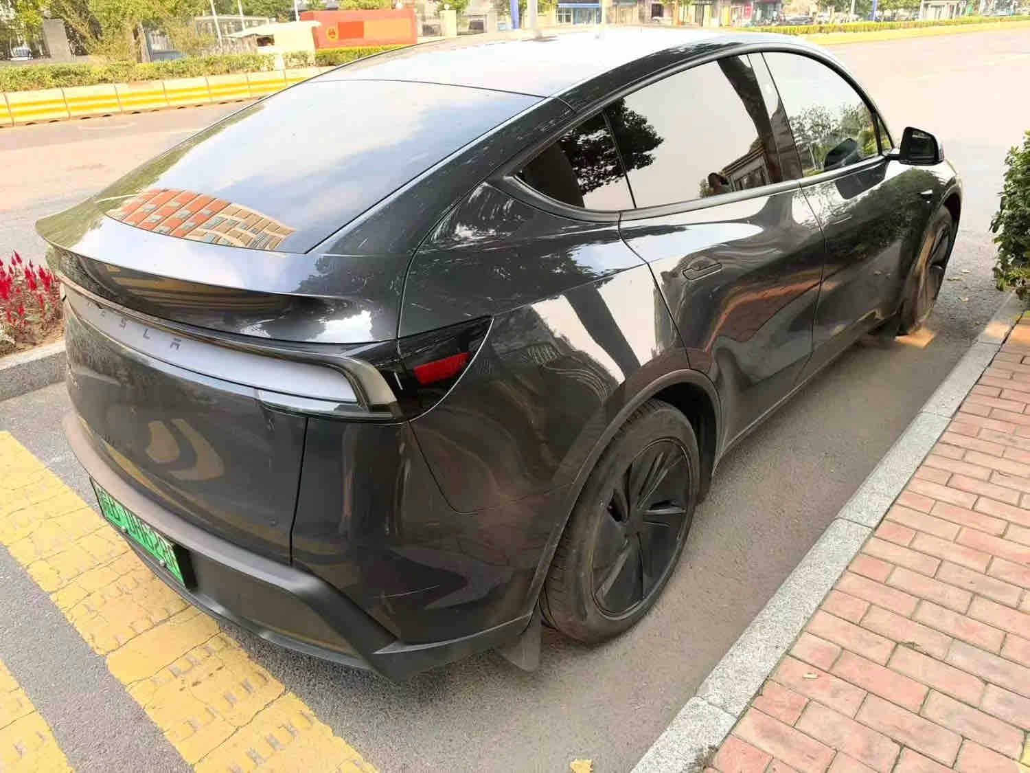 Tesla Model Y 2025 immagine di auto #5