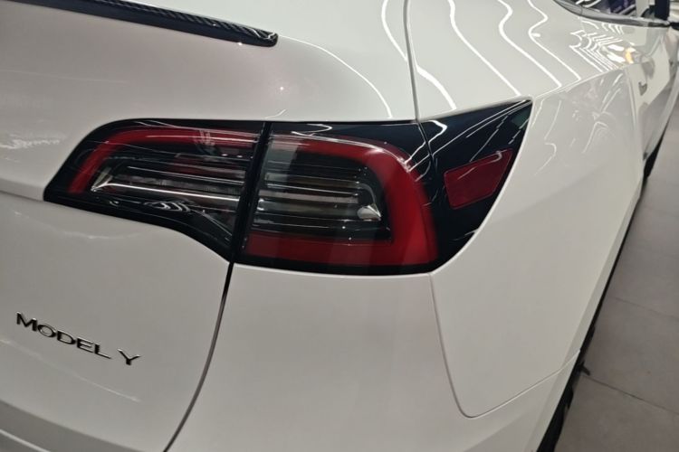 Tesla Model Y 2023 car image #8