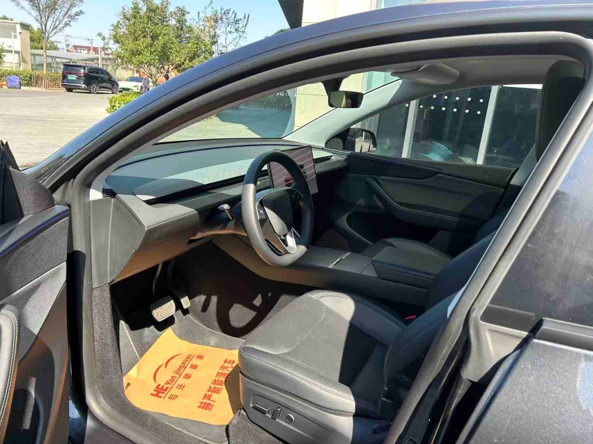 Tesla Model Y 2025 imagen de coche #4