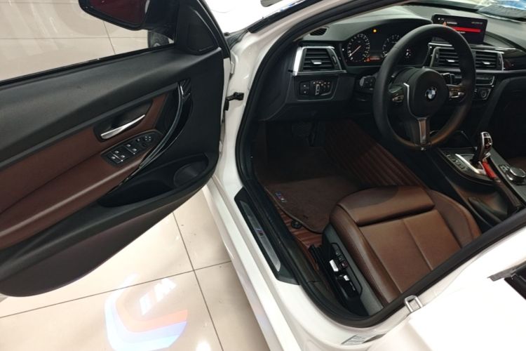 BMW 3 Series 2018 car image #18