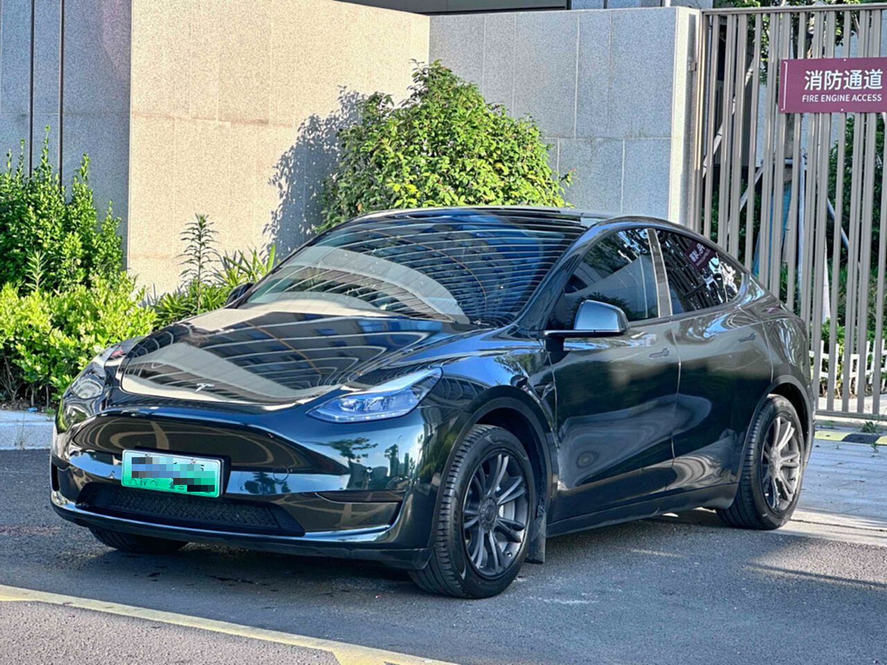 Tesla Model Y 2023 car image #2