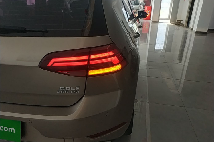 Volkswagen Golf 2019 car image #8