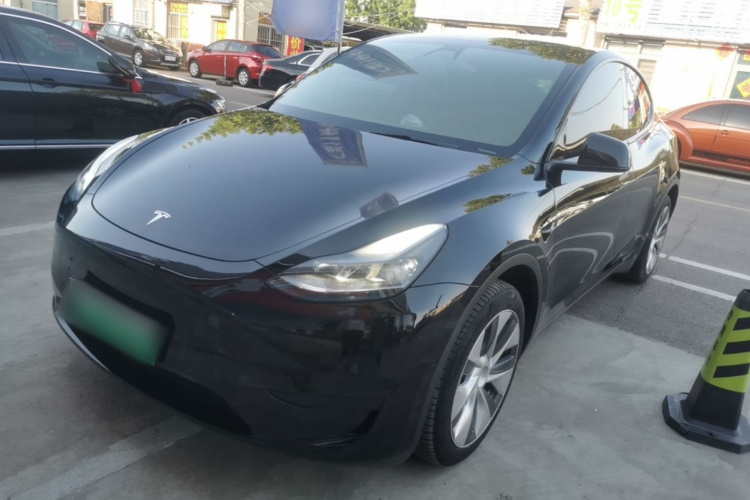 Tesla Model Y 2023 car image #2