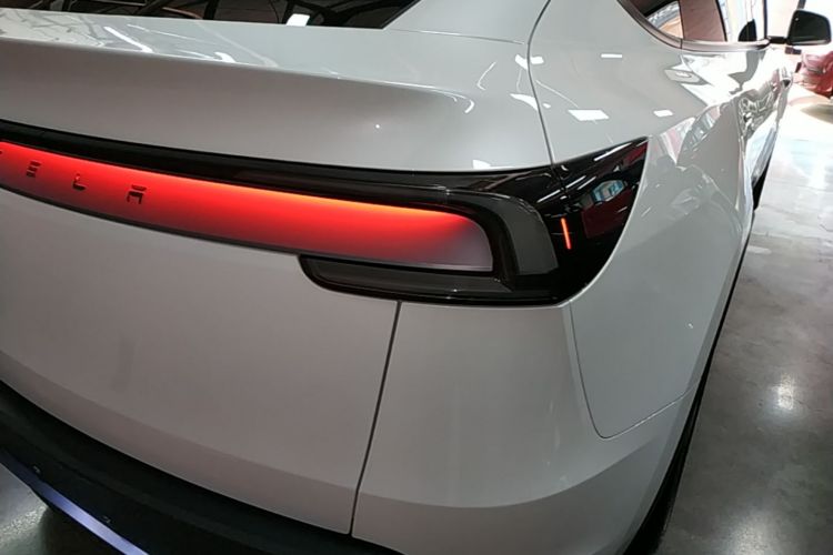 Tesla Model Y 2025 car image #8