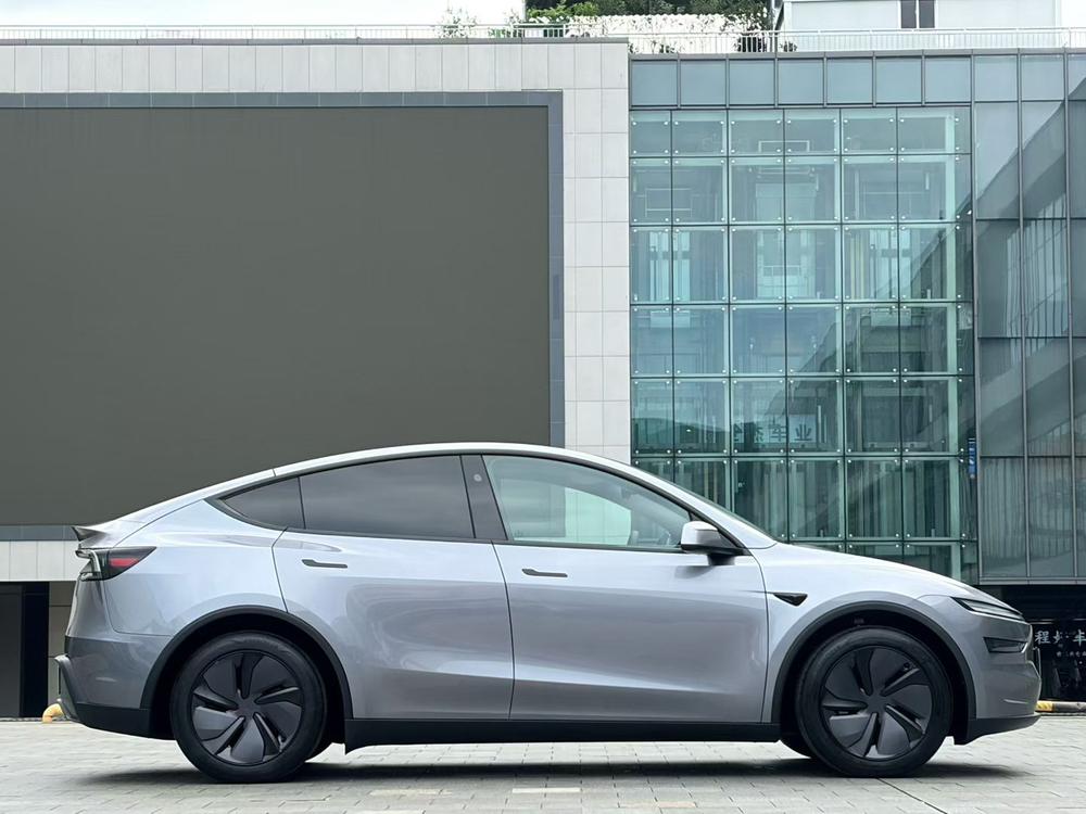 Tesla Model Y 2025 car image #5