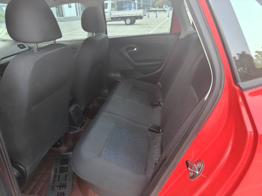 Volkswagen Polo 2012 car image #6