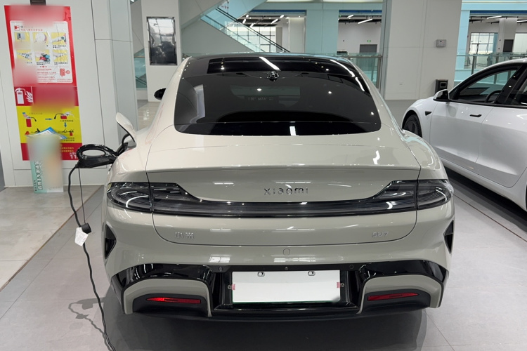 MI SU7 2024 image de voiture #4