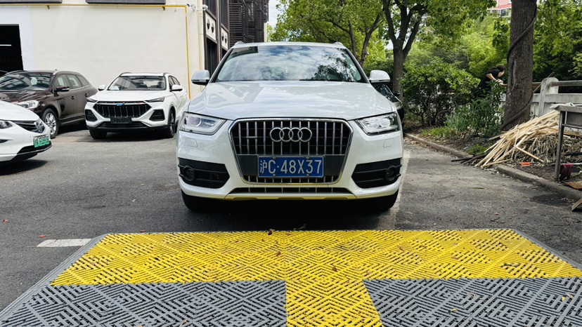 Audi Q3 2015 car image #2