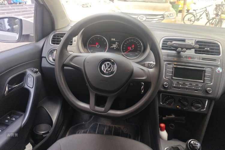 Volkswagen Polo 2015 car image #12