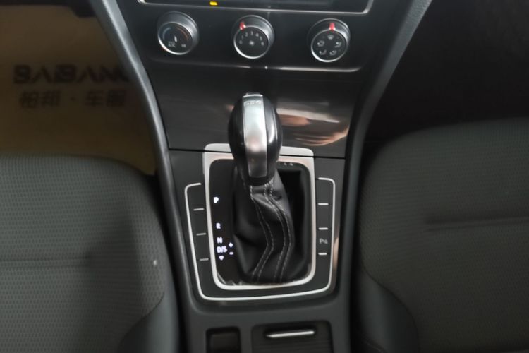 Volkswagen Golf 2017 car image #14