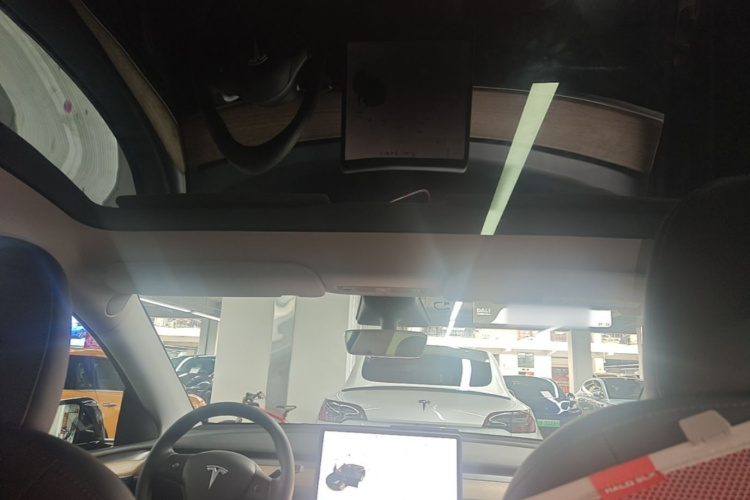 Tesla Model Y 2022 car image #18