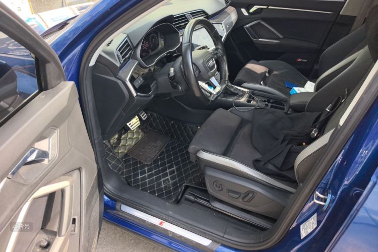 Audi Q3 2019 car image #18