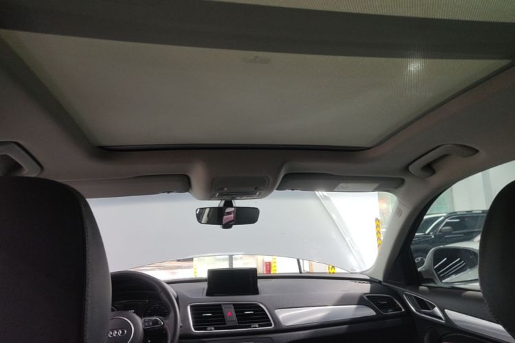 Audi Q3 2019 car image #18