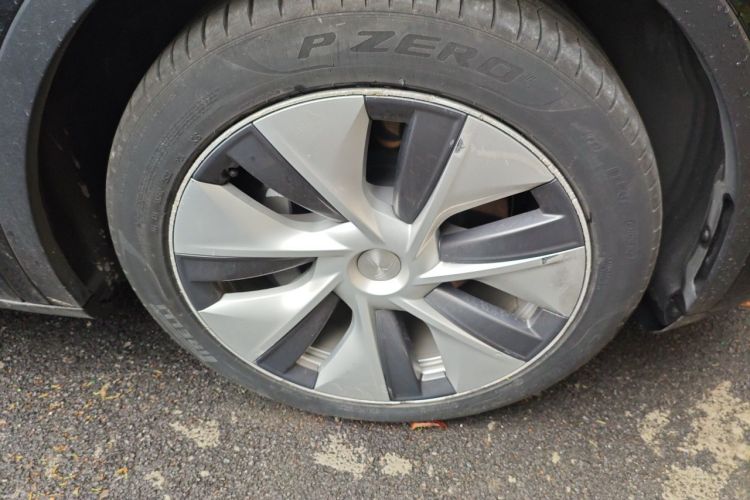 Tesla Model Y 2022 immagine di auto #9