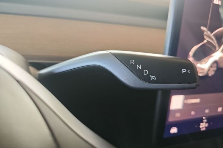Tesla Model Y 2022 car image #14