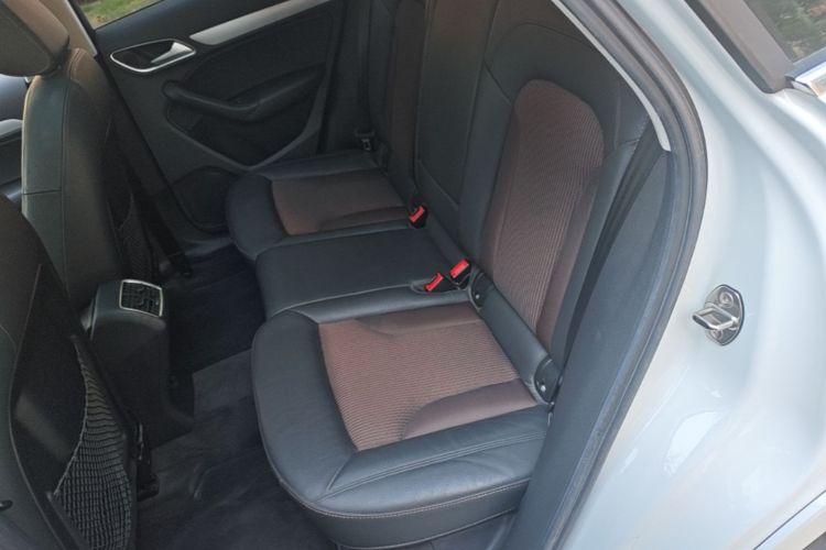 Audi Q3 2019 car image #17