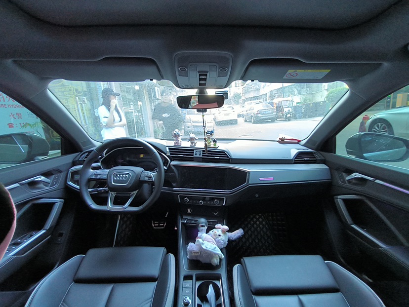 Audi Q3 2024 car image #2