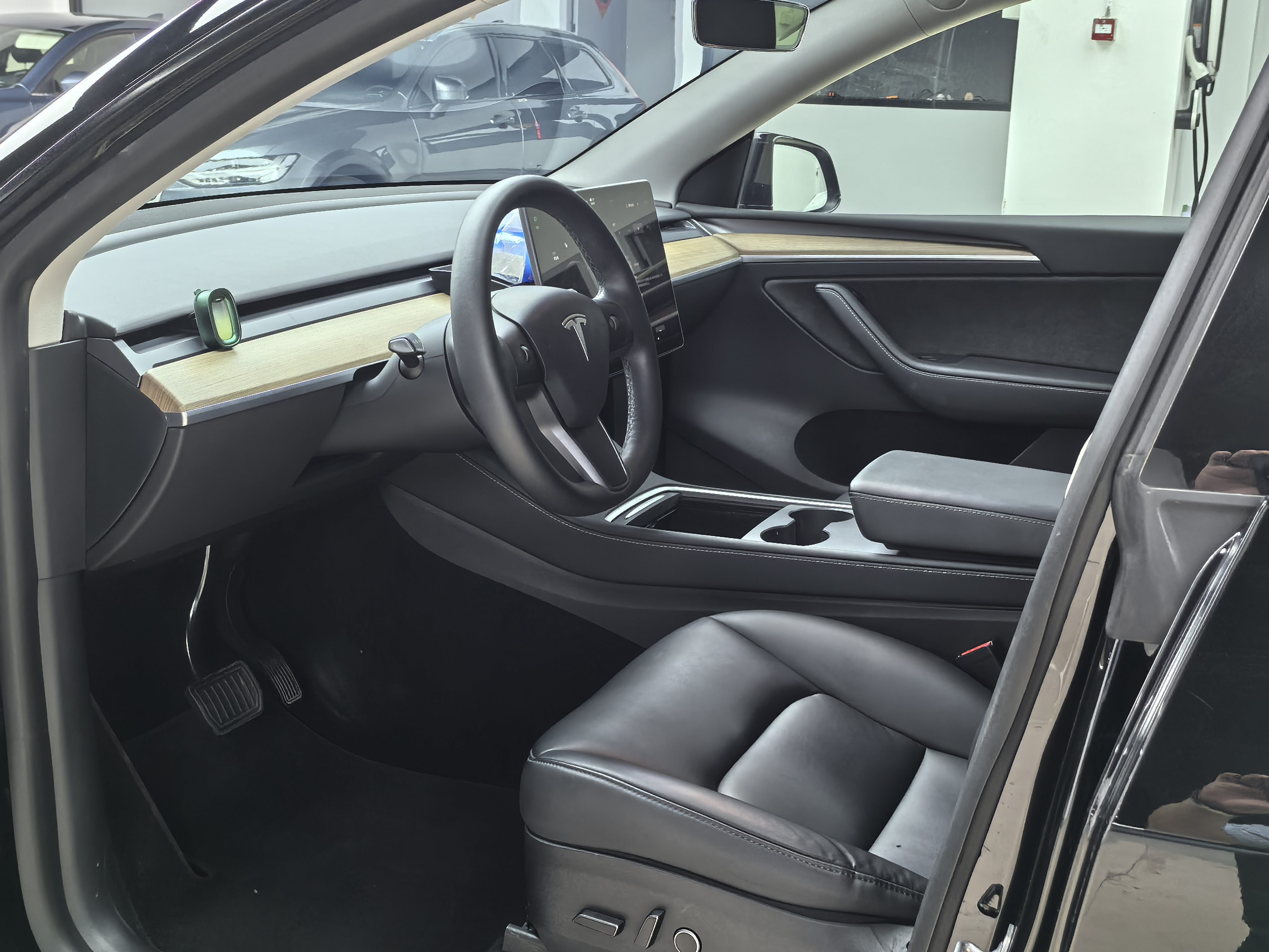Tesla Model Y 2021 car image #6