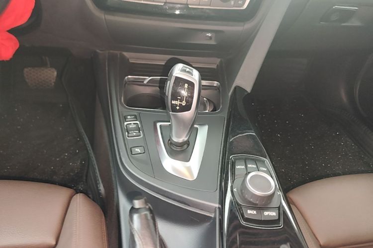BMW 3 Series 2018 car image #14