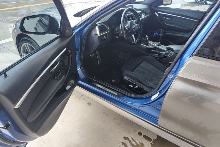 BMW 3 Series 2018 car image #16
