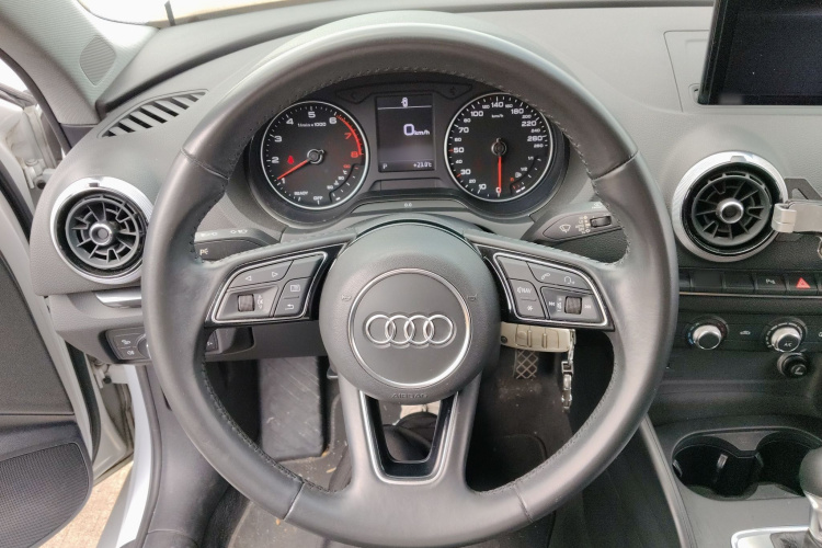 Audi A3 2018 immagine di auto #11