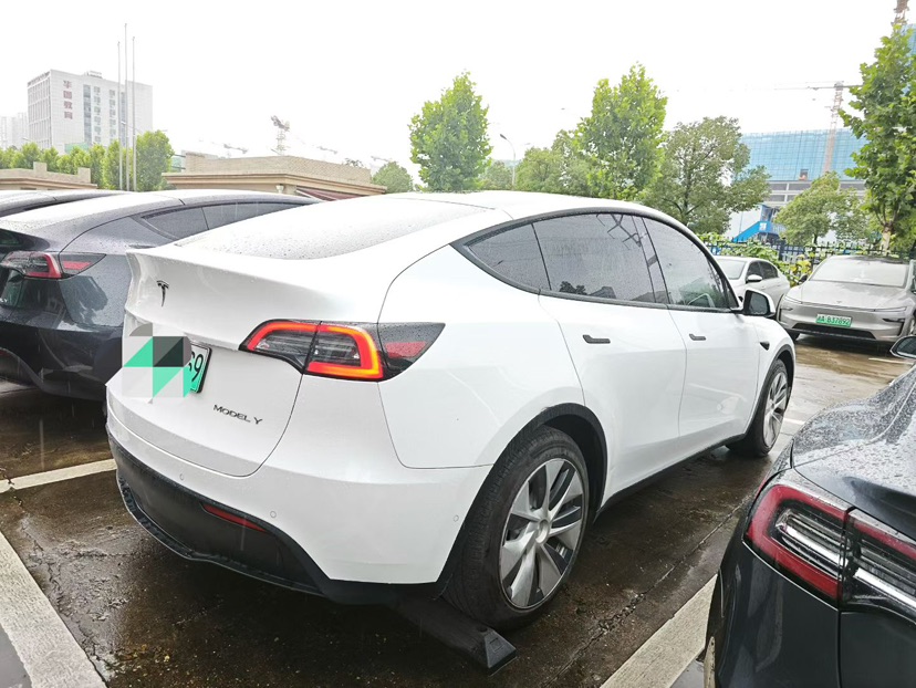 Tesla Model Y 2022 car image #3