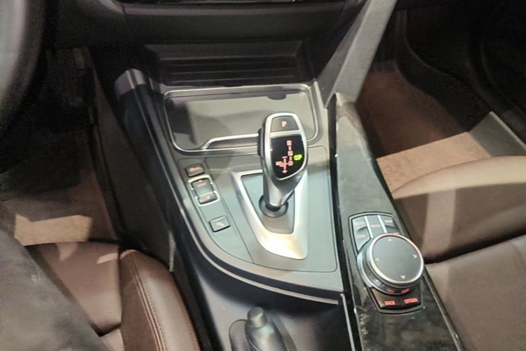 BMW 3 Series 2019 car image #14