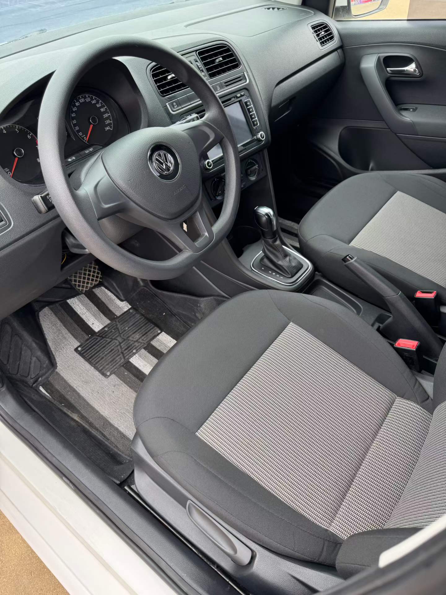 Volkswagen Polo 2018 car image #5