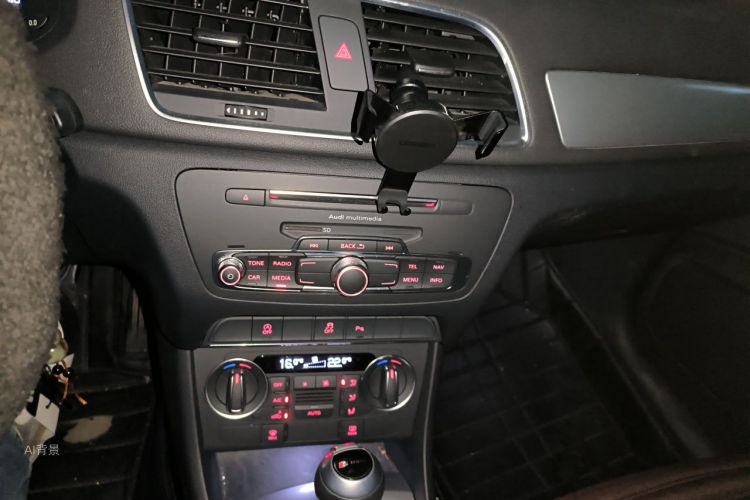 Audi Q3 2018 car image #15