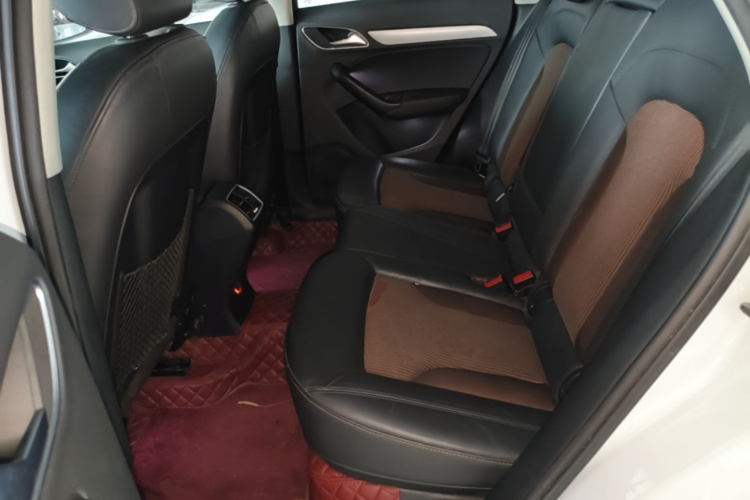 Audi Q3 2018 car image #17