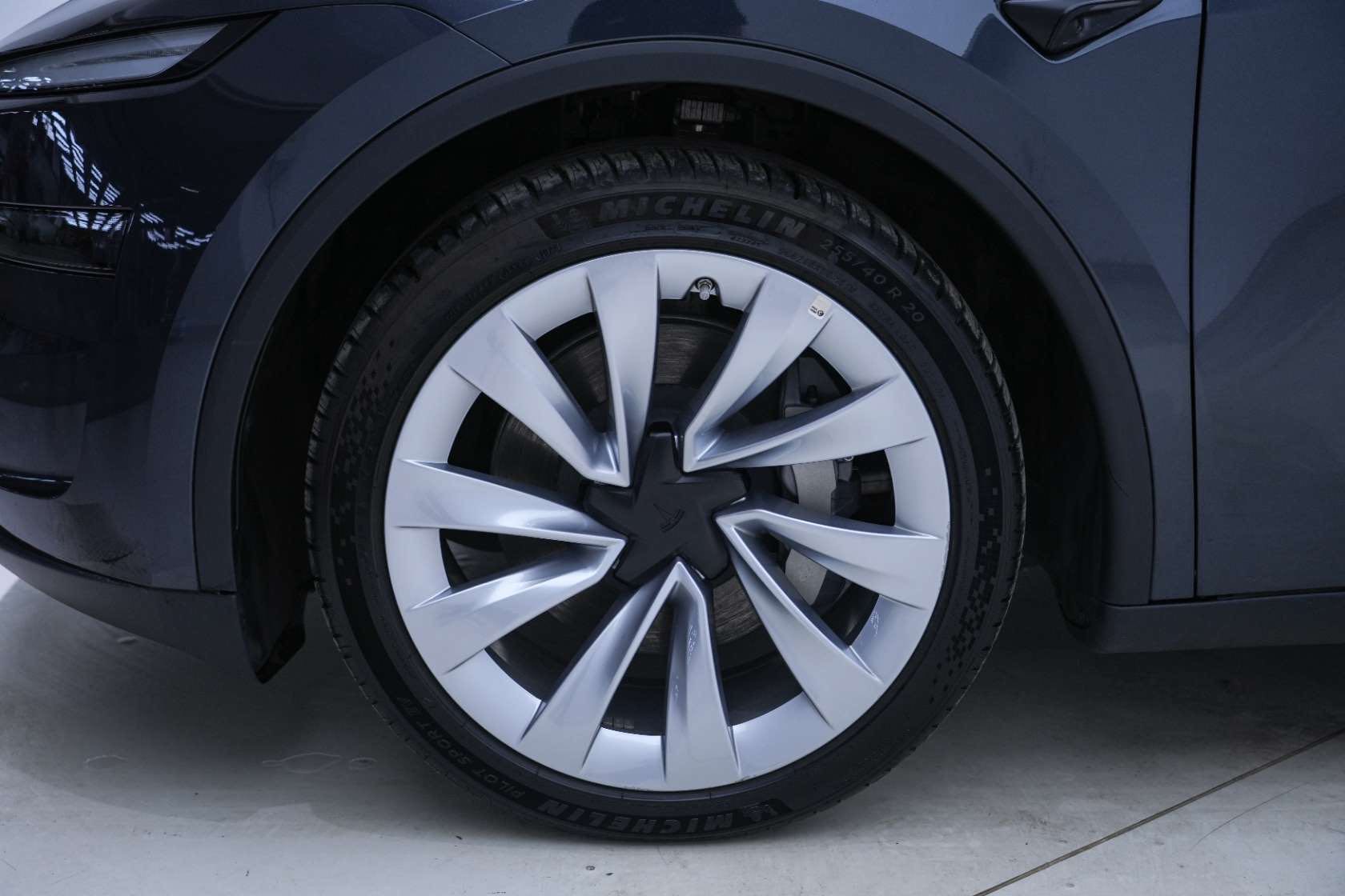 Tesla Model Y 2026 #5 Tesla Model Y 2026 car image #5