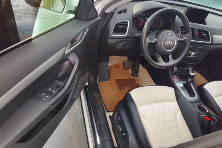 Audi Q3 2018 car image #16