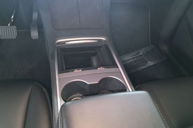 Tesla Model Y 2021 immagine di auto #14