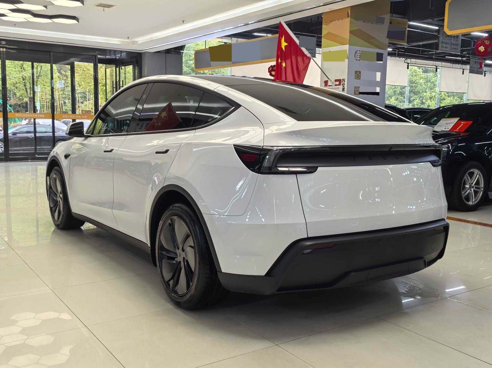 Tesla Model Y 2025 #9 Tesla Model Y 2025 car image #9