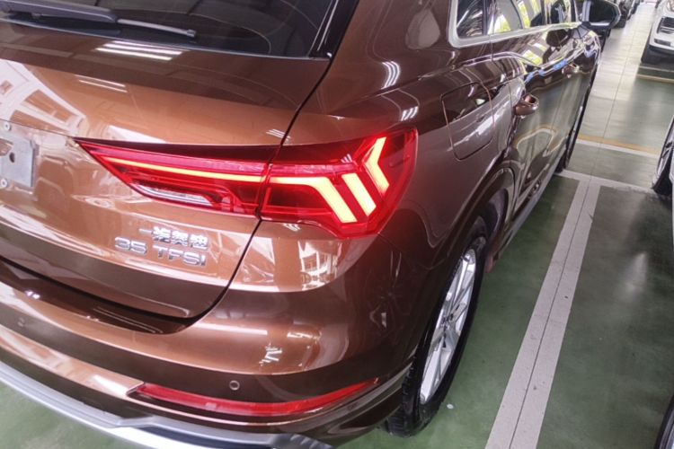 Audi Q3 2019 car image #8